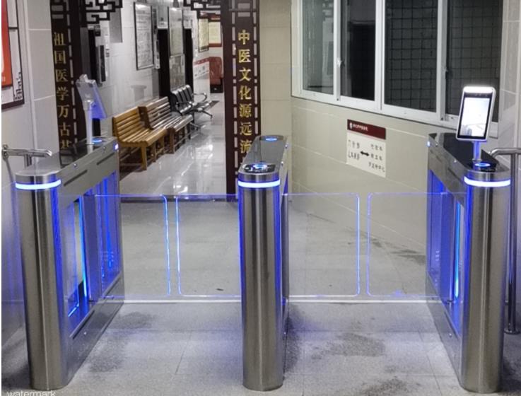 醫(yī)院自助核驗人臉測溫閘機，健康碼防疫閘機的應(yīng)用