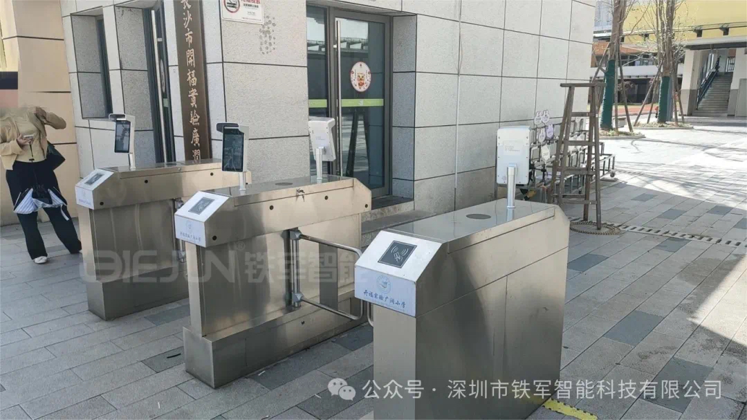 校門安全升級(jí)指南：三輥閘vs擺閘，哪種校園通道方案更優(yōu)？